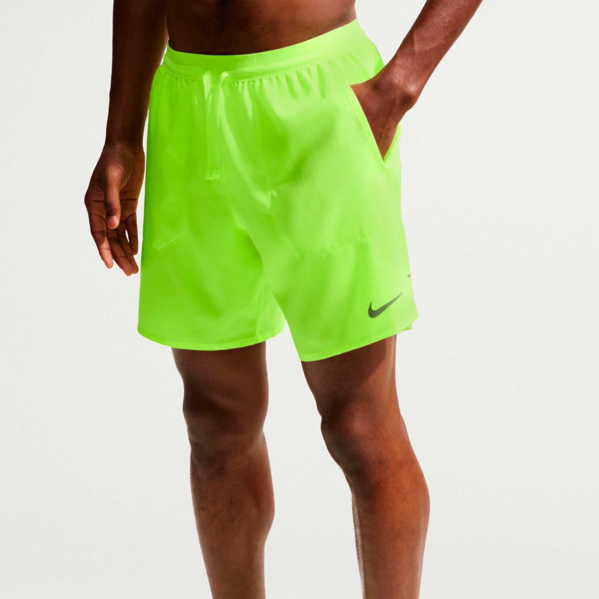 Nike STRIDE 7IN Short de running Hommes - jaunes fluo, argent