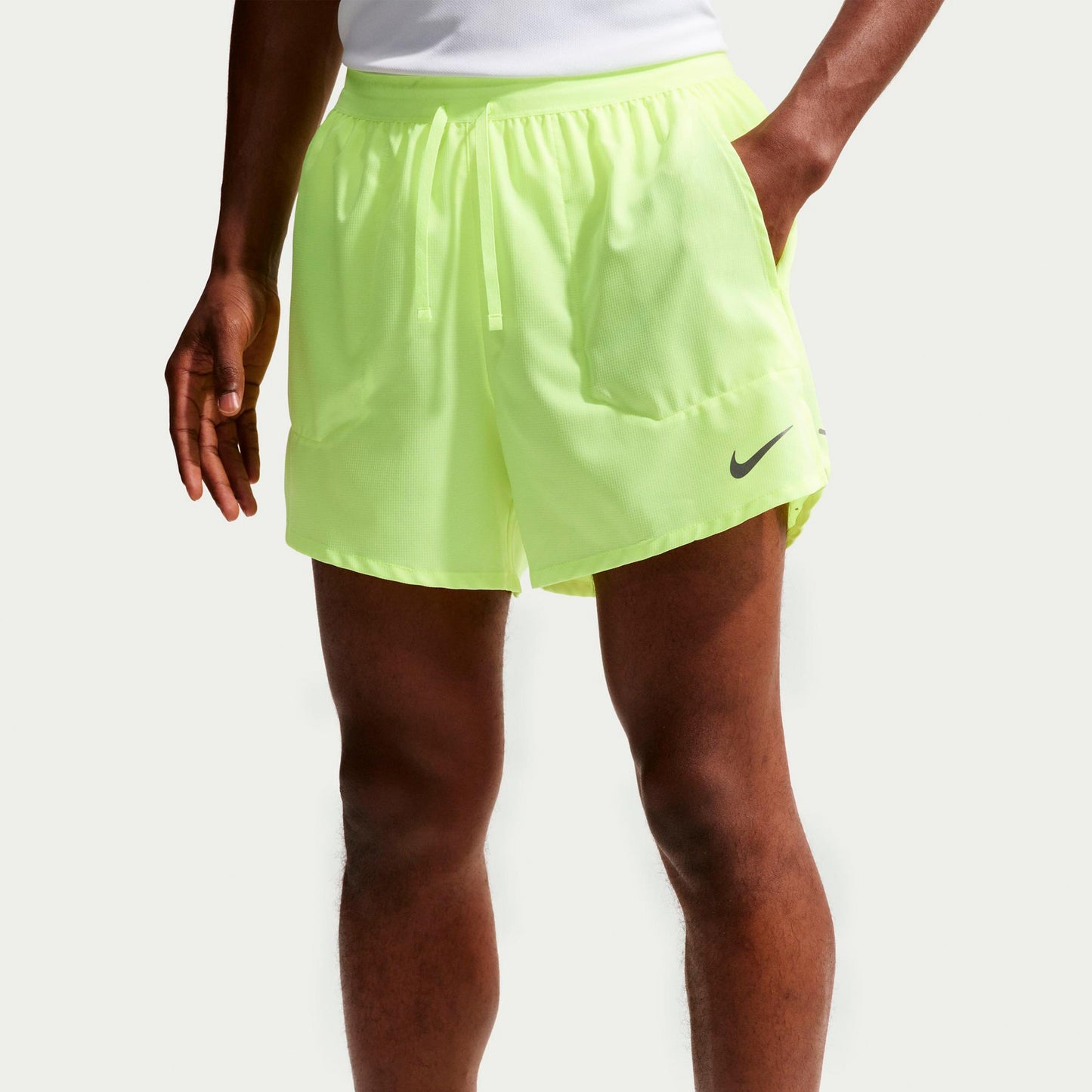 Nike STRIDE 5IN  Short de running Hommes - jaunes fluo, argent